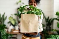 Shopping bag mockup psd with plant inside eco-friendly shop