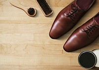 Wooden background, men’s leather shoes flat lay with polishing tools psd