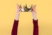 Hand holding crown mockup psd ranking marketing concept