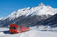 Narrow gauge RhB push-pull train between S-chanf and Zuoz with the BDt control car leading and a Ge 4/4II pushing. Original public domain image from Wikimedia Commons