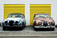 For equalizers (Jaguar Mark II - luxury “classical” model, 1960 1960), there were some carriages on the trolley of concrete slabs: The paints of metal polish were painted in color, the crimps, and the extras were well painted.Original public domain image from Wikimedia Commons