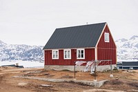 Casa em Tasiilaq. Original public domain image from <a href="https://commons.wikimedia.org/wiki/File:Tasiilaq,_Greenland_01.jpg" target="_blank" rel="noopener noreferrer nofollow">Wikimedia Commons</a>