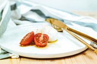 Burrata with tomato.