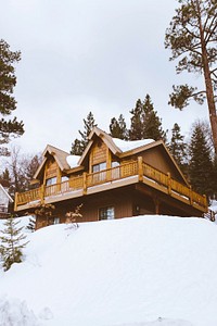 A large outdoor cabin with a wrapped deck at Big Bear Mountain Resort in California. Original public domain image from <a href="https://commons.wikimedia.org/wiki/File:California_ski_resort_(Unsplash).jpg" target="_blank" rel="noopener noreferrer nofollow">Wikimedia Commons</a>