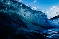 Big sea wave in Ngarunui Beach, Raglan, New Zealand. Original public domain image from Wikimedia Commons