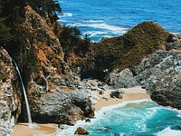 Cliffs by the sand beach bay at Nueva York, Texas, Estados Unidos. Original public domain image from Wikimedia Commons