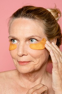 Golden under-eye patches for tired eyes