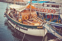 The Willowmoon moored alongside a Barcelona Golondrina in an unknown location.Esperanto: Dumasta velŝipo Willowmoon ankruminta ie en nekonata haveno.. Original public domain image from Wikimedia Commons