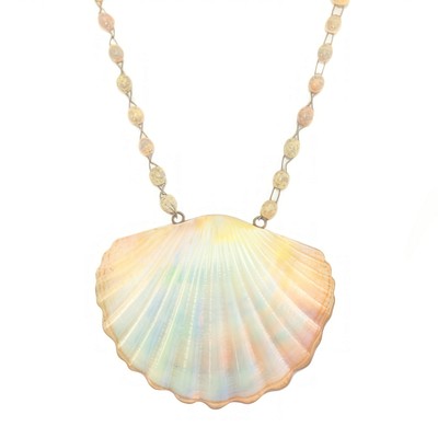 Elegant seashell pendant necklace