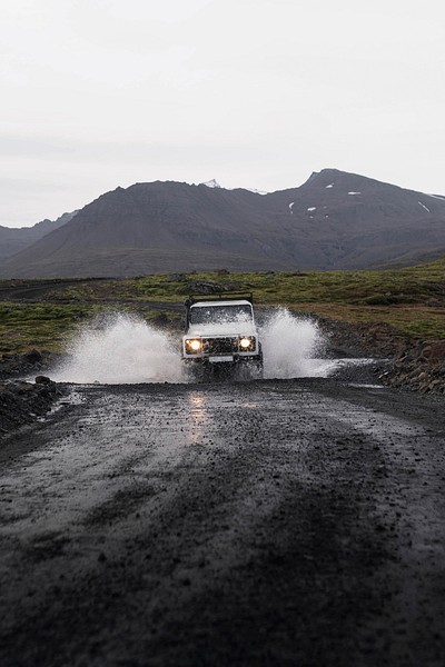 Land Rover crossing puddle dirt | Premium Photo - rawpixel