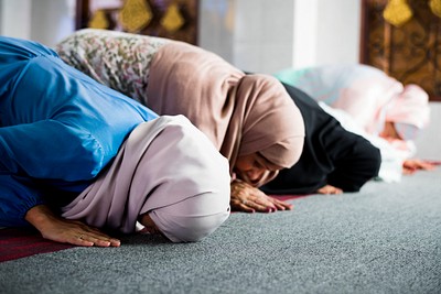 Muslim women praying in the mosque | Premium Photo - rawpixel