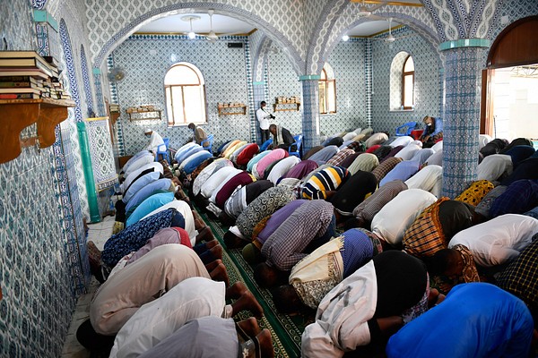 Eid-Ul-Fitr prayers Arbaca Rukun mosque | Free Photo - rawpixel