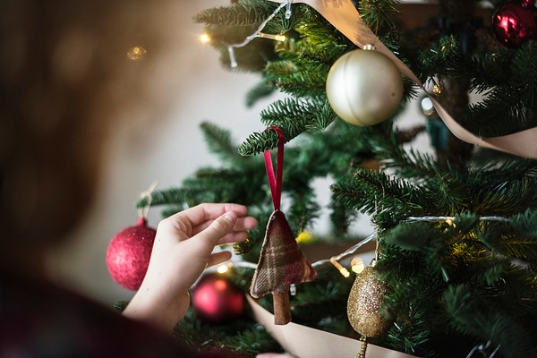 People decorating Christmas tree | Premium Photo - rawpixel