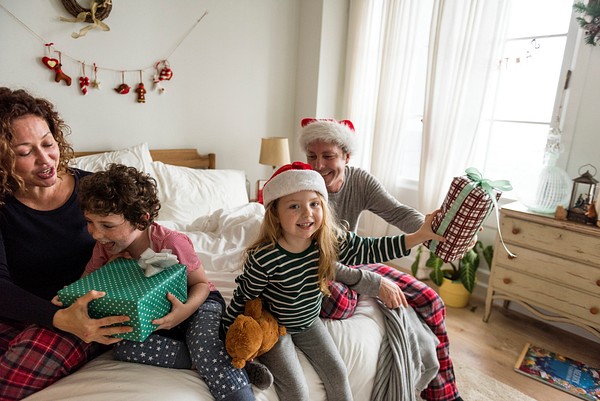 People enjoying Christmas holiday home | Premium Photo - rawpixel