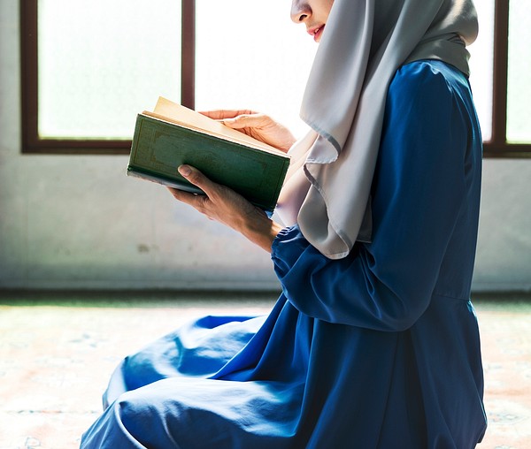 Muslim woman reading from the quran | Premium Photo - rawpixel