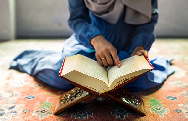 Muslim woman reading quran | Premium Photo - rawpixel