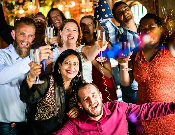 Friends celebrating new years eve | Photo - rawpixel