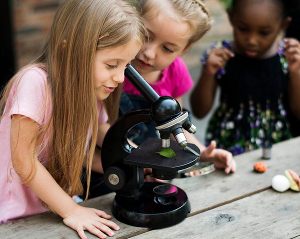 Students are using microscope education | Free Photo - rawpixel