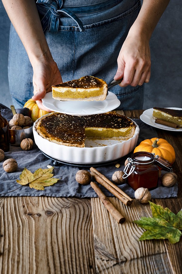 Baker serving pumpkin pie yummy | Free Photo - rawpixel