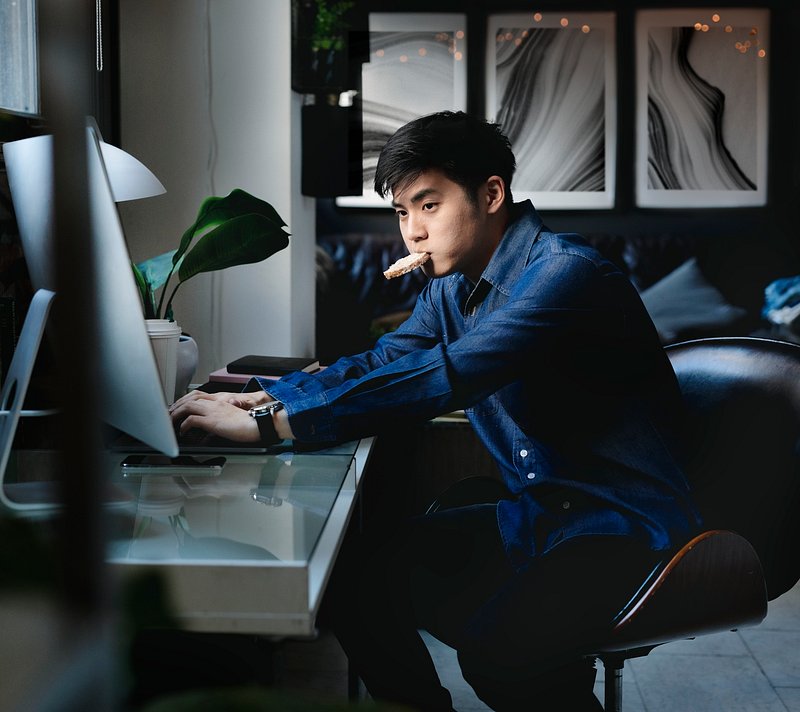 Blogger using computer his bedroom | Premium Photo - rawpixel