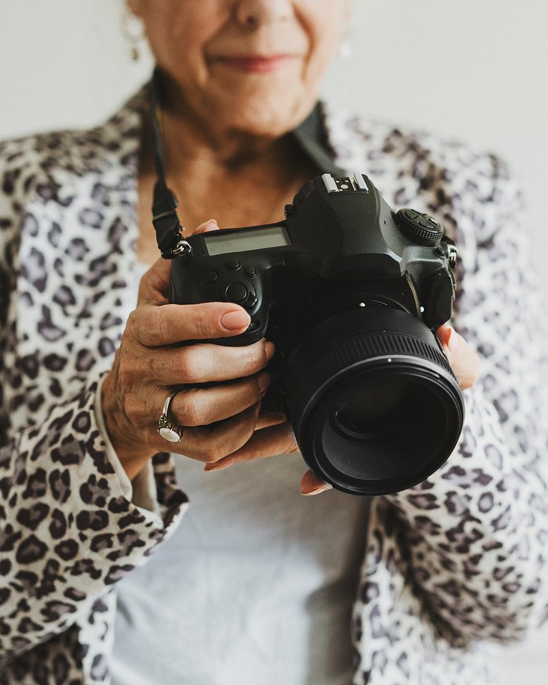 Female photographer holding digital camera | Premium Photo - rawpixel