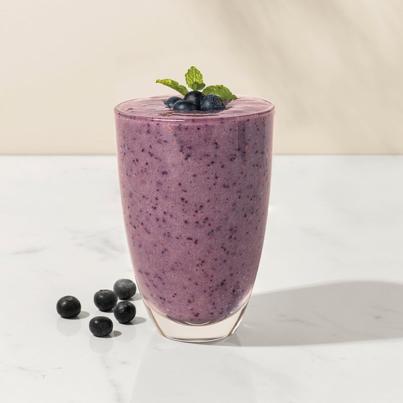 Premium PSD  Fresh mix berries smoothie glass isolated on