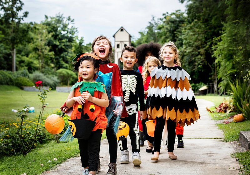 Young kids trick or treating | Free Photo - rawpixel