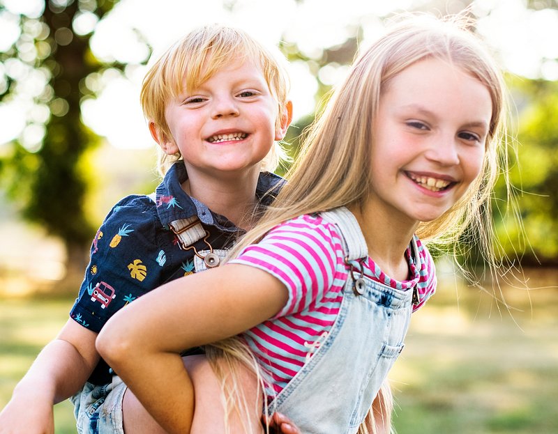 Girl gives girl Piggyback в колготках. Brothers and sisters Day. Girl gives girl Piggyback. Piggyback Ride on sister.