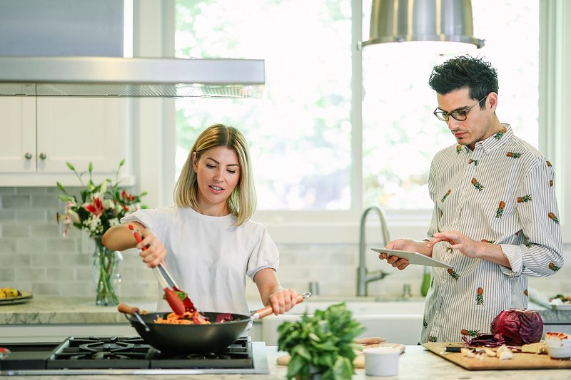 The cooks are in the kitchen. Модное шоу на кухне. Шведка готовит на кухне. Кухни готовит телефоном Лобу. What is Cooking.