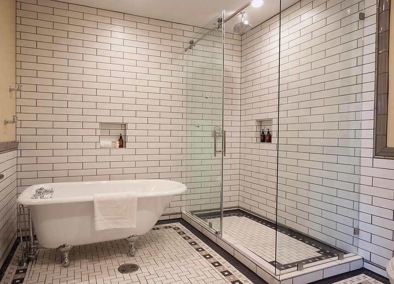 Small bathroom with mid-century design