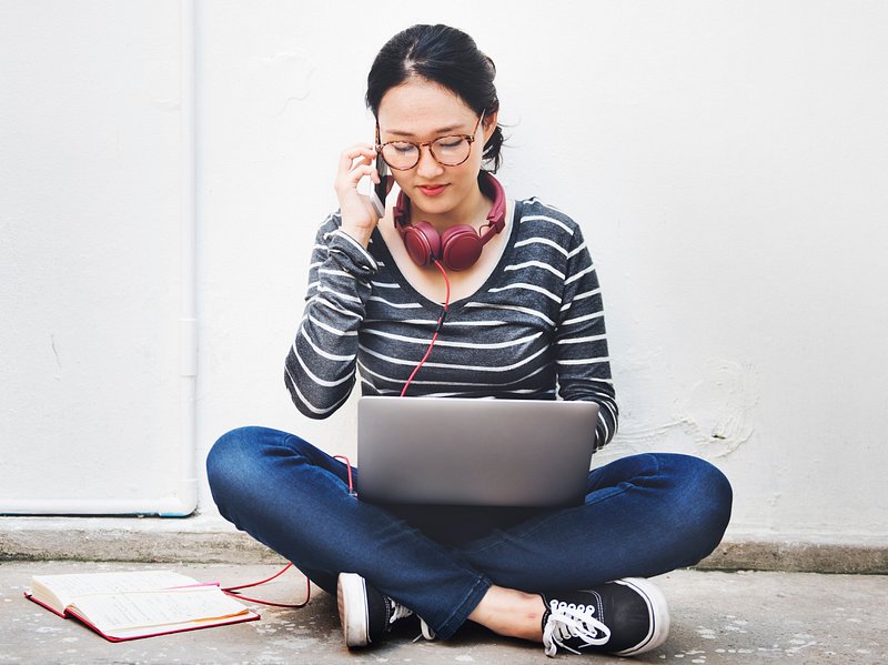 Casual интернет. Woman connected.