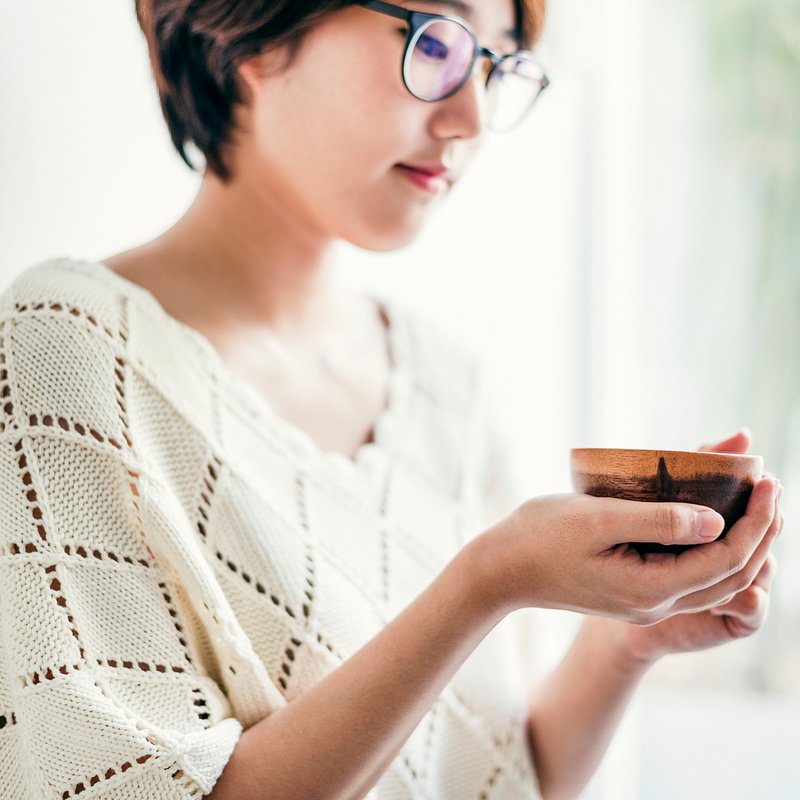 She her tea. Азиатки с кружкой чая. Подруги азиатки с кружкой чая.