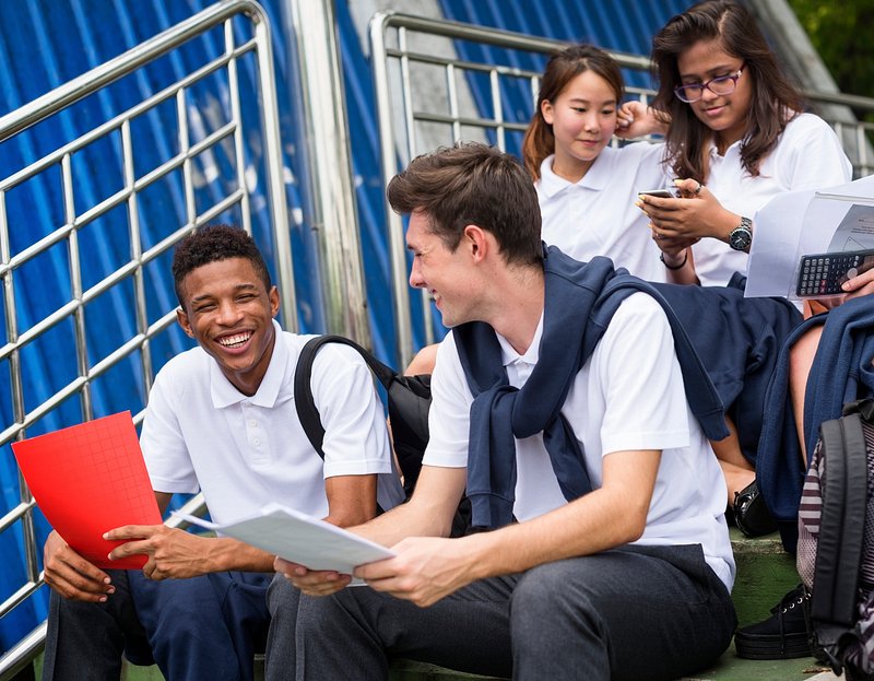 Три студента рядом. Счастье в колледже. Diverse students. Студент приведи друга.