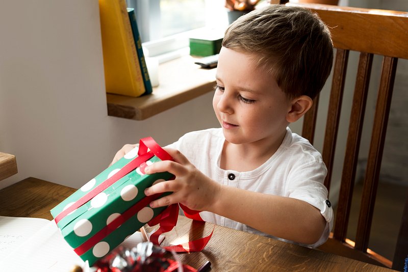 Premium Photo  Portrait of happy asian family little girl help her mother  wrapping gift box, celebration holiday christmas. young mom and girl are  doing handcraft activity enjoying wrap gifts.