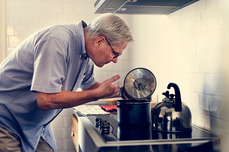 Old cook. Пожилые люди готовят еду. Человек который готовит на лампе. Космонавт на кухне готовит еду. Варит человеческую голову.