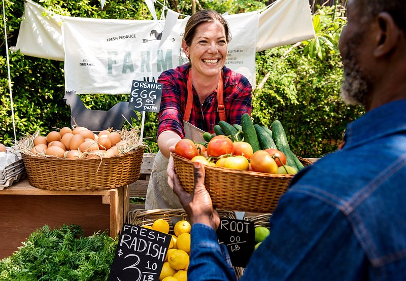 Люди в Farmer's Market. Женщина на фермерском рынке. Farmers Market perspektiva. ХІМАГРО маркетинг фермер.