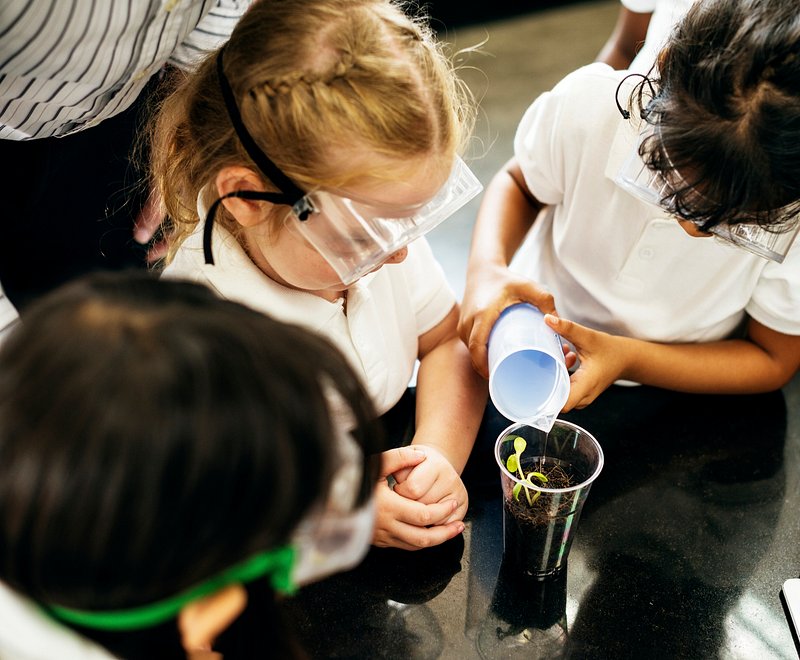 School experiments. Лаборатория счастливых детей. Начальная школа с лабораториями фото. Представление лаборатории в детском саду. Фото студента на практике в детском саду-.