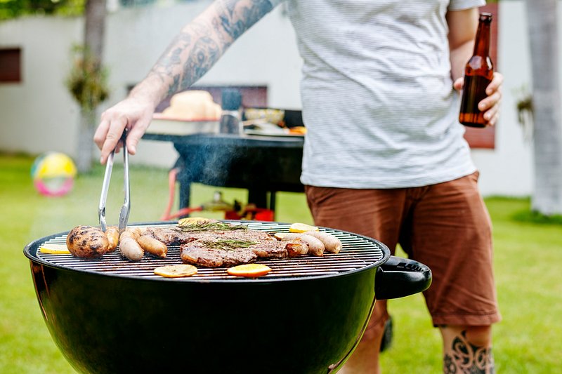 Bbq. Готовка на гриле. Готовит барбекю. Барбекю во дворе готовка. Готовка на мангале.