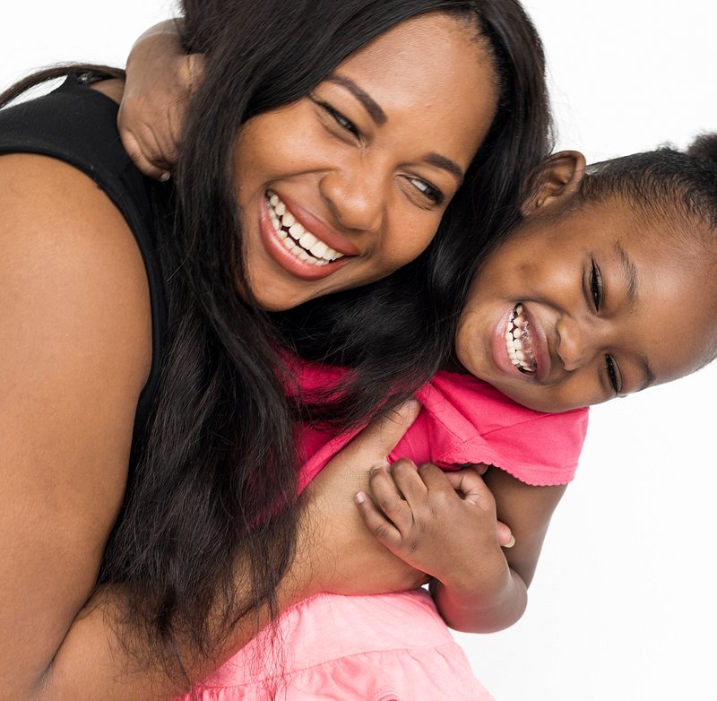Черная мама и дочка. Фотосессия мама и дочка афроамериканцы. Американские мамочки. Портретная фотосессия мама и дочка. Красивые девушки Межрассовое мать и дочь.