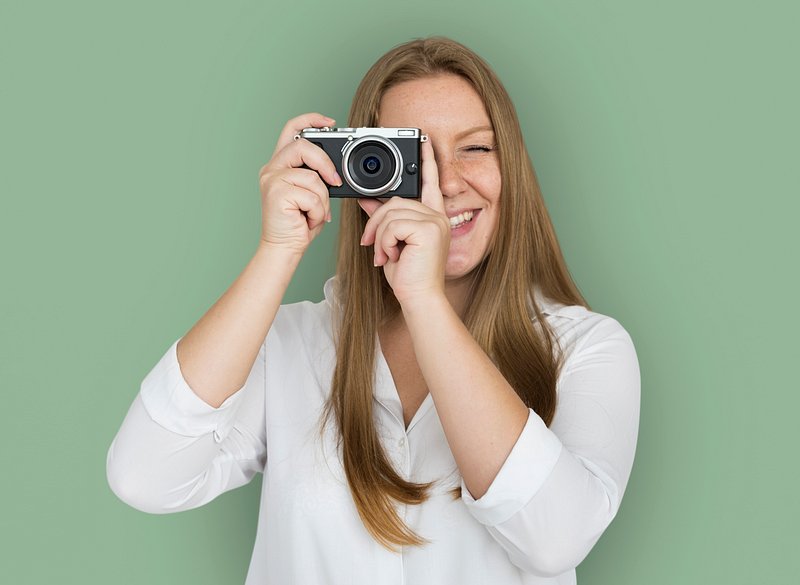 Камера вумен. Close up woman holding Home photo Camera photos.