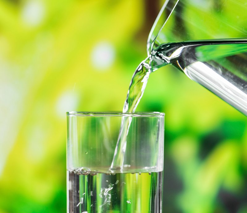 Glass of water. Вода питьевая в стакане. Вода льется в стакан. Вода пригодная для питья. Вода для питья и пищи фотосток.