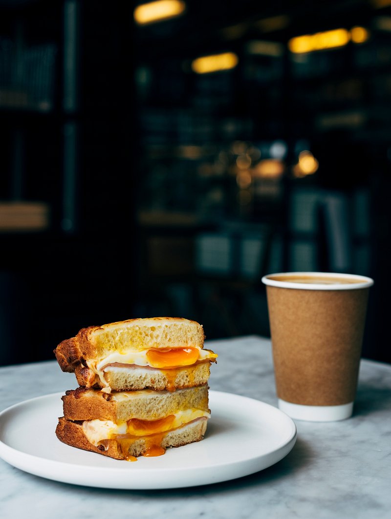 Сэндвичи кофе. Кофе и сэндвич. Кофе с бутербродом. Завтрак сэндвич кофе. Чашка кофе и сэндвич.