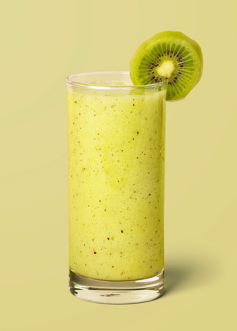 Premium PSD  A glass of green smoothie with a straw and fruits on  transparent background