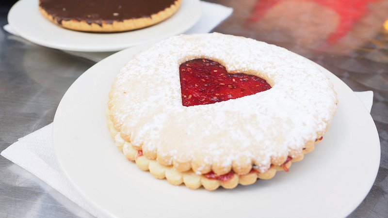 Premium PSD  Red heart jelly cookies isolated on transparent