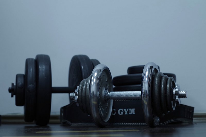 Free man lifting weights gym | Free Photo - rawpixel