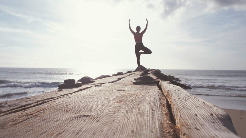 Premium AI Image  Woman lifestyle horizon yoga summer pose sea