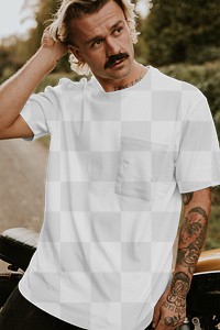 T-shirt png mockup on casual men&#39;s fashion