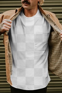 T-shirt png mockup on casual men&#39;s fashion