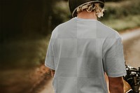 T-shirt png mockup on casual men&#39;s fashion back view