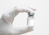 Injection glass vial png label mockup in scientist&#39;s hand